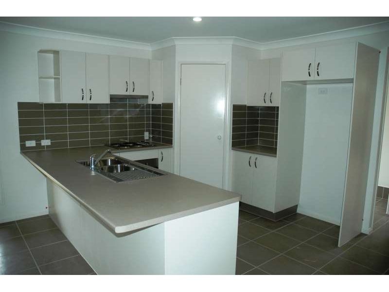 5 Aspect Place, Pacific Pines QLD 4211