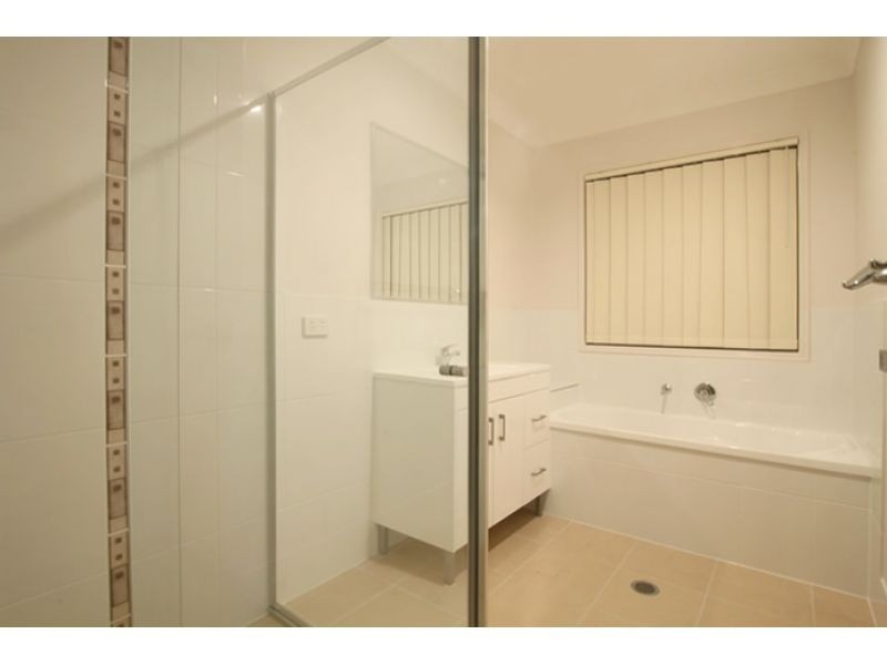 1/4 Levi Avenue, Morayfield QLD 4506