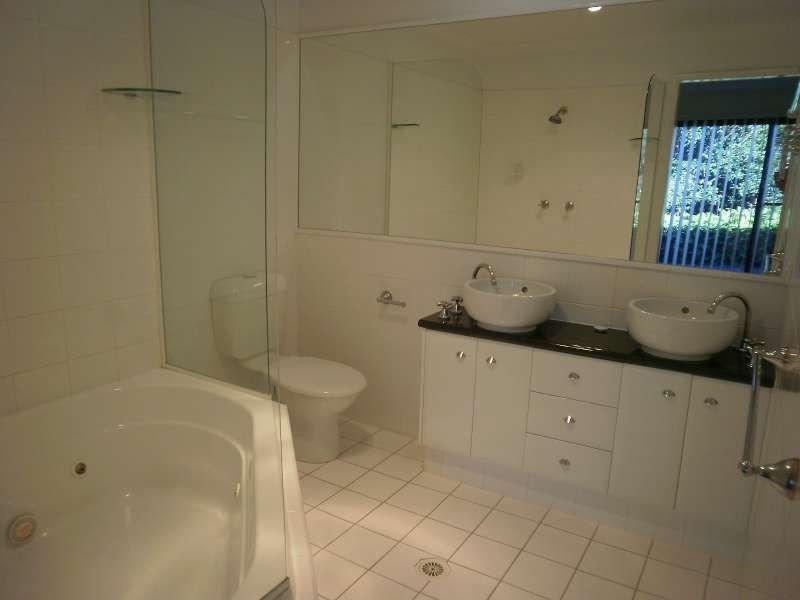 2 Ridgeline Way, Highland Park QLD 4211
