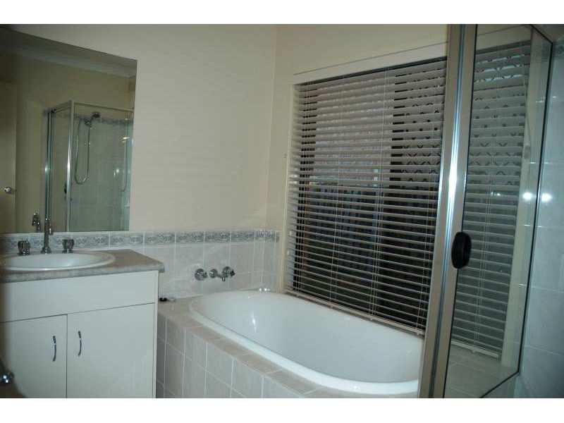 17 Gumleaf Drive, Molendinar QLD 4214