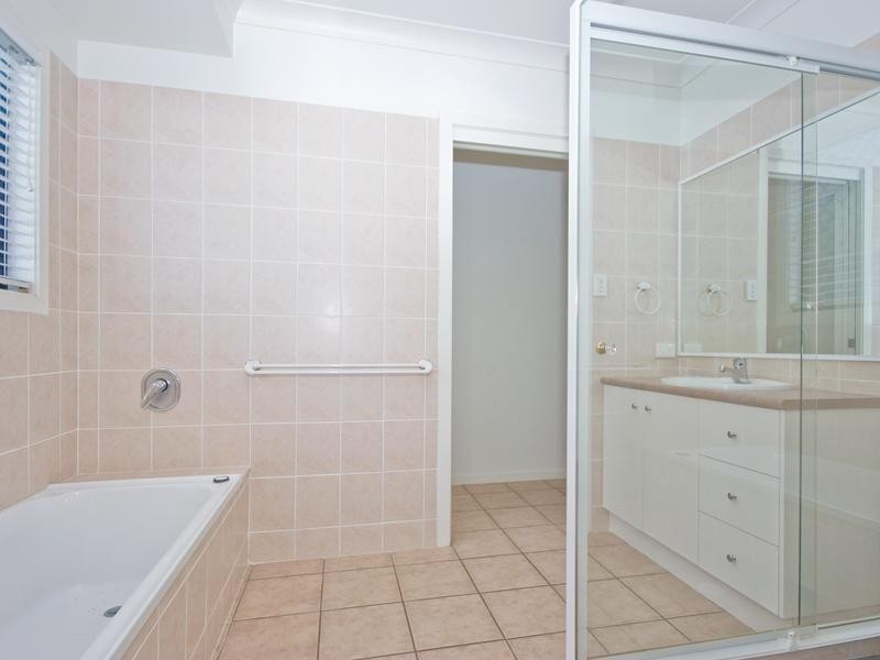 18 Hobart Avenue, Camp Hill QLD 4152