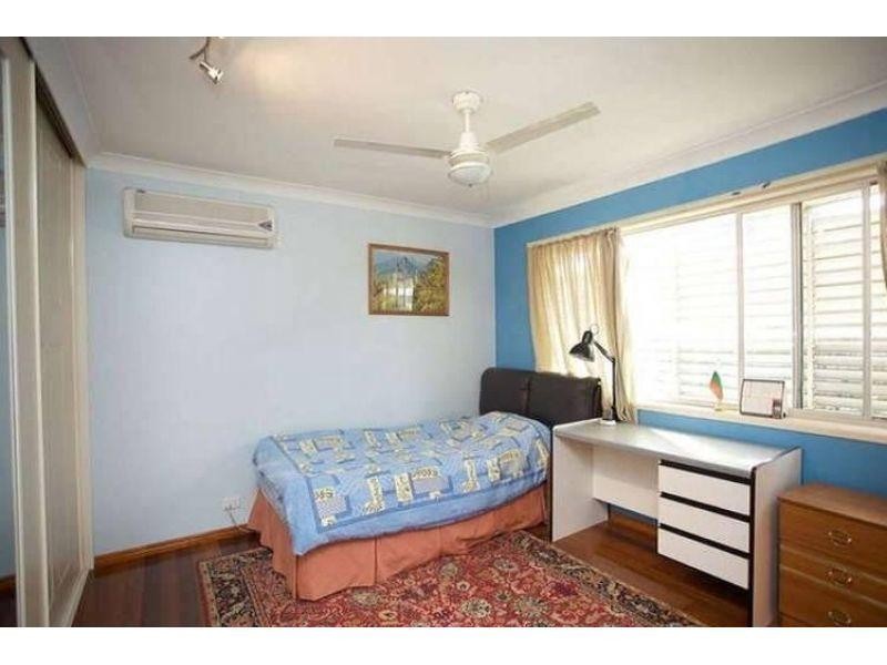 24 Moorgate Street, Macgregor QLD 4109