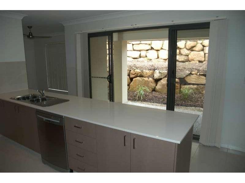 4 Hadrian Crescent, Pacific Pines QLD 4211