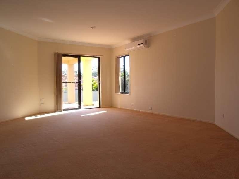 4 Orpington Court, Arundel QLD 4214