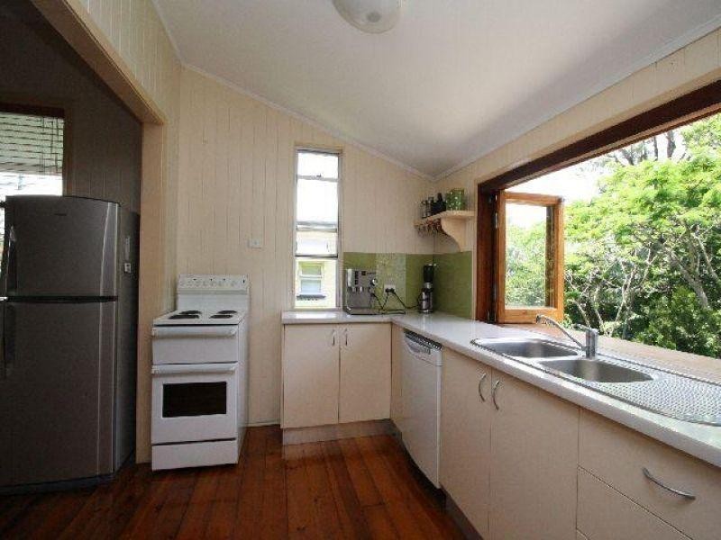 33 Russell Avenue, Norman Park QLD 4170