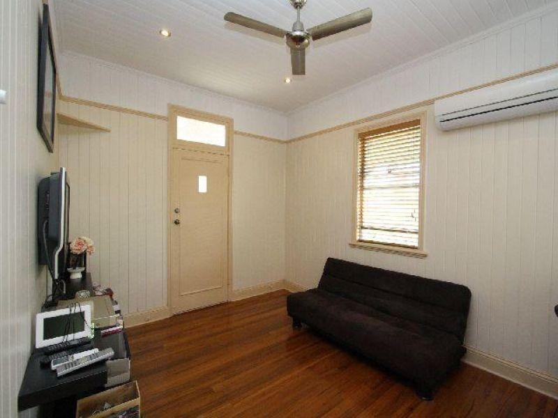 33 Russell Avenue, Norman Park QLD 4170