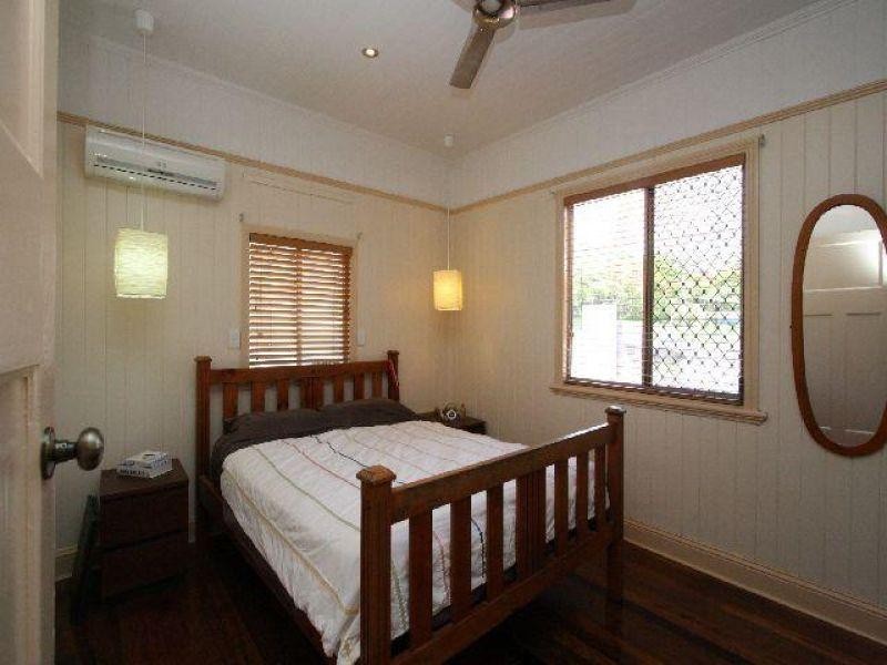 33 Russell Avenue, Norman Park QLD 4170