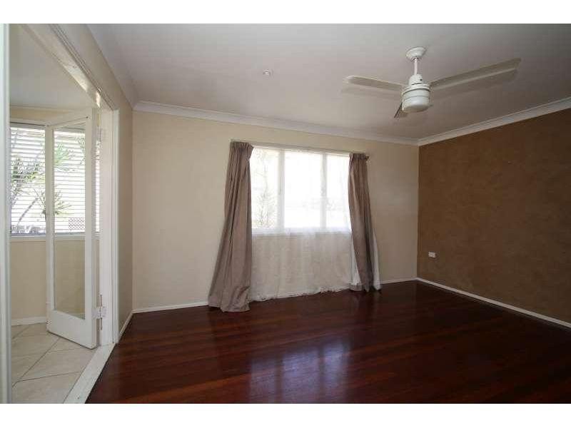 33 Curve Avenue, Wynnum West QLD 4178