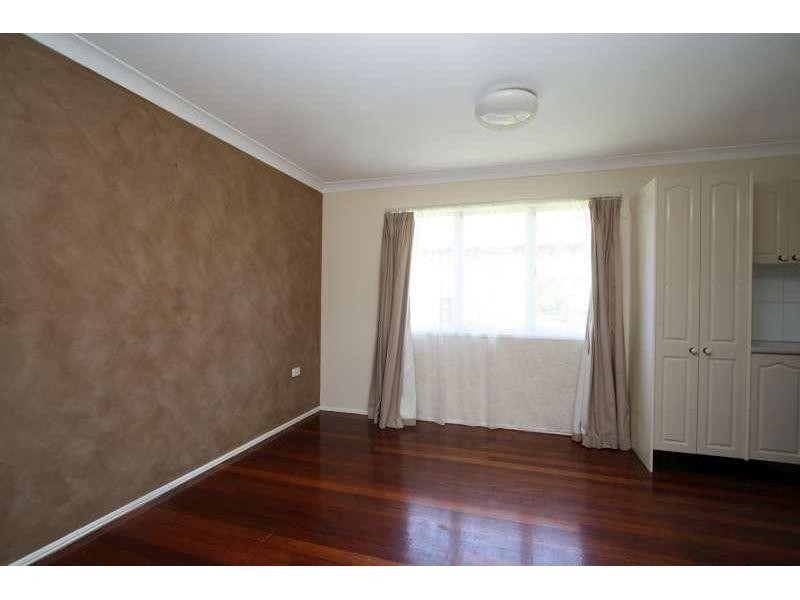 33 Curve Avenue, Wynnum West QLD 4178