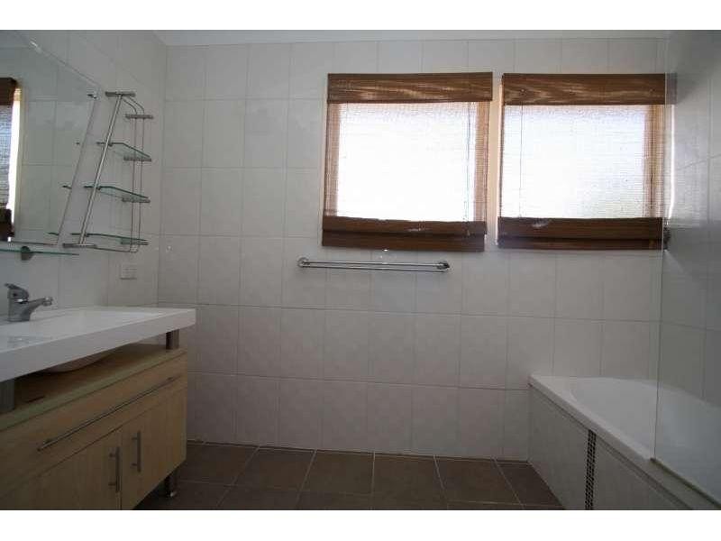 33 Curve Avenue, Wynnum West QLD 4178