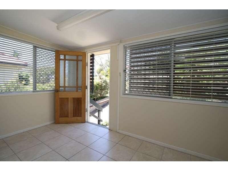 33 Curve Avenue, Wynnum West QLD 4178
