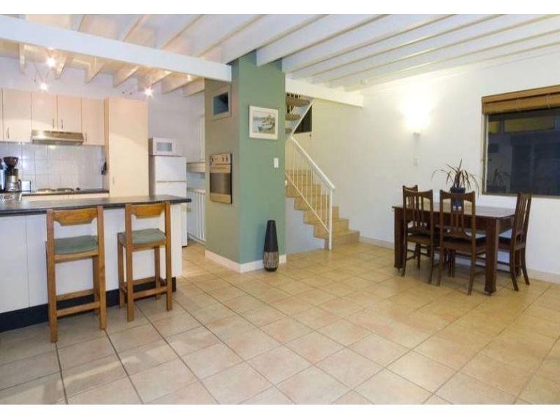 2/29 Clarence Road, Indooroopilly QLD 4068