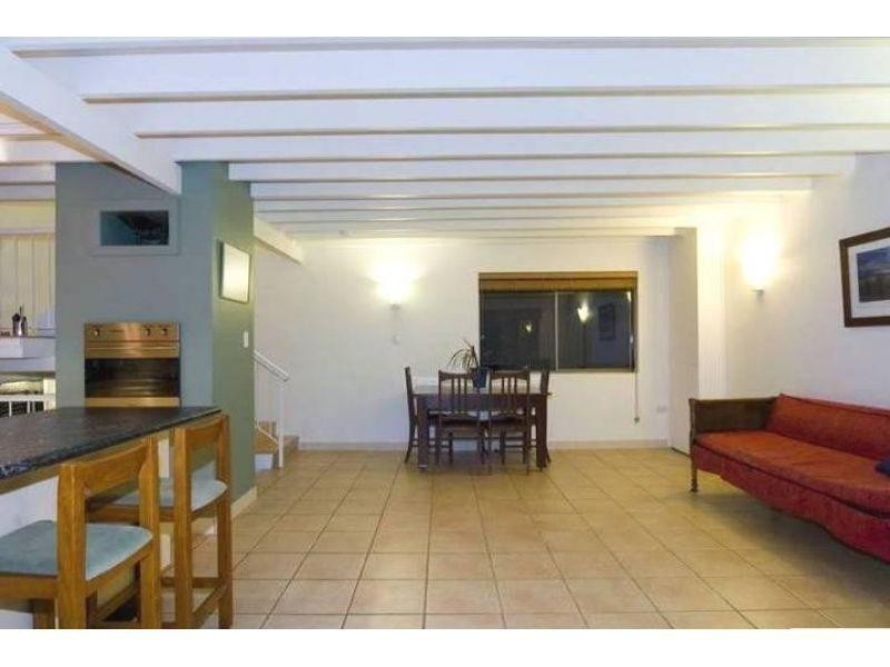 2/29 Clarence Road, Indooroopilly QLD 4068