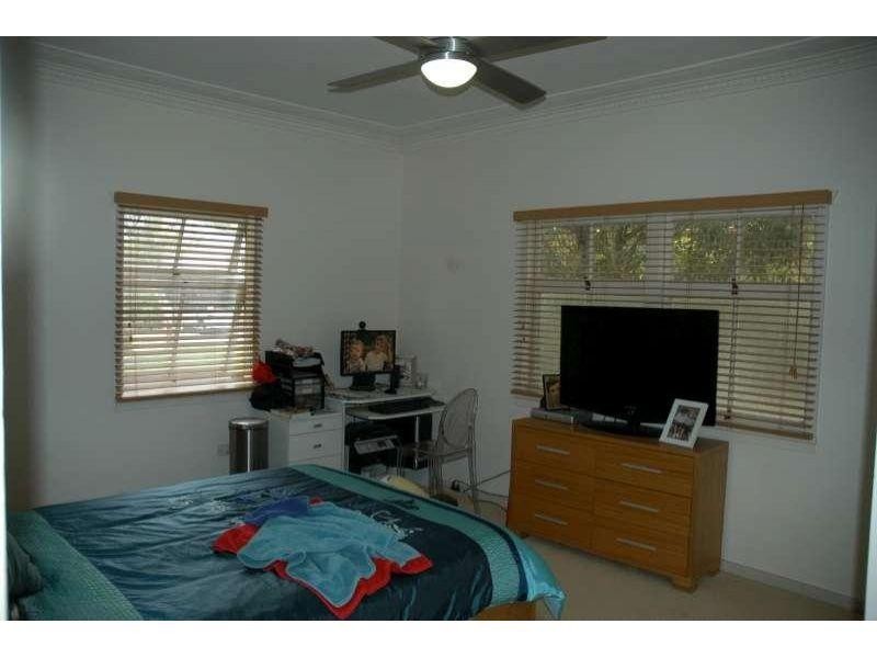 147 Morehead Avenue, Norman Park QLD 4170