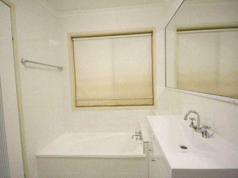 102 Cadogan Street, Carindale QLD 4152