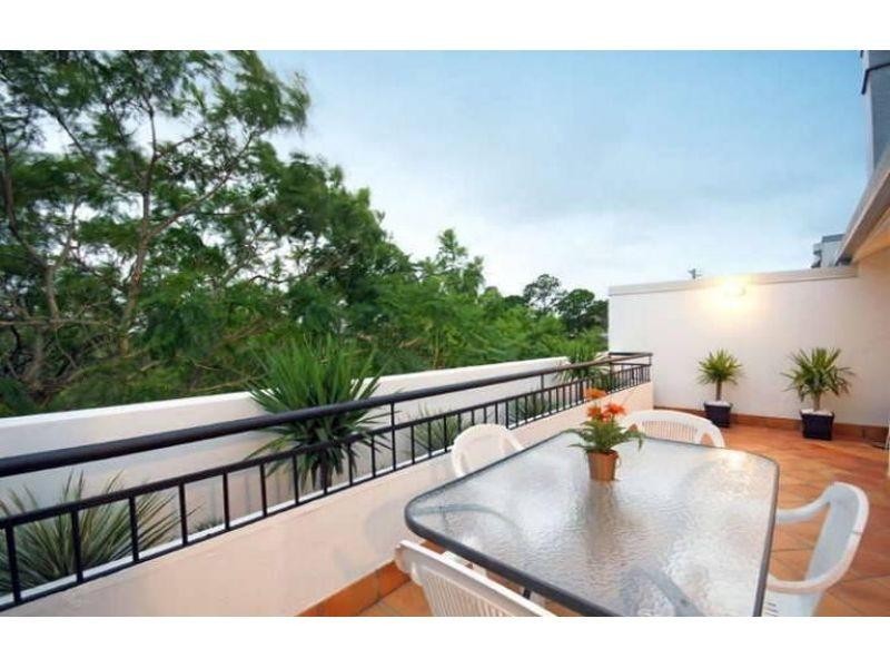 2/380 Cavendish Road, Coorparoo QLD 4151