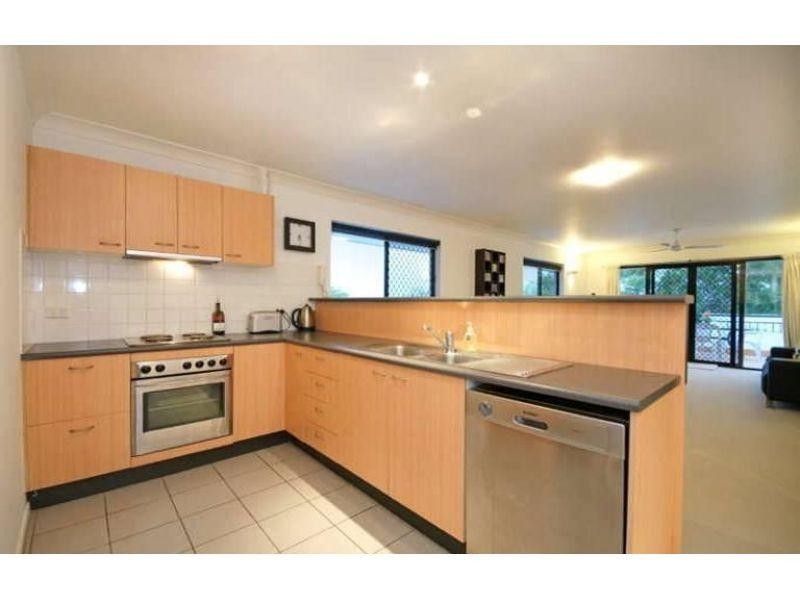 2/380 Cavendish Road, Coorparoo QLD 4151