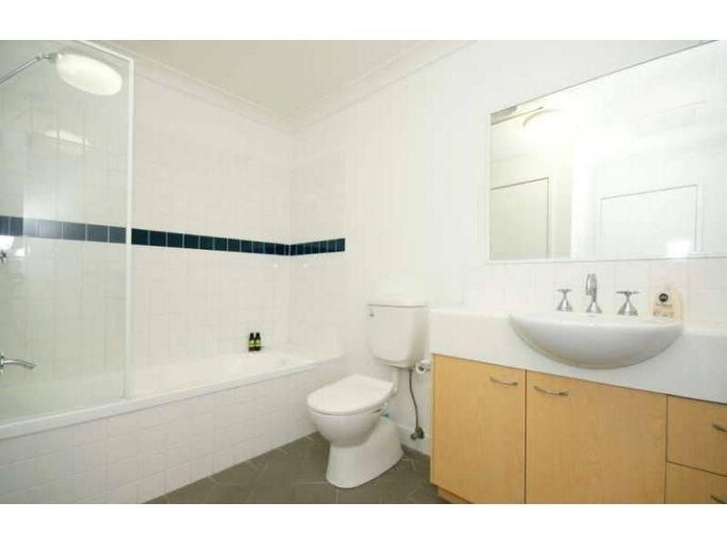 2/380 Cavendish Road, Coorparoo QLD 4151