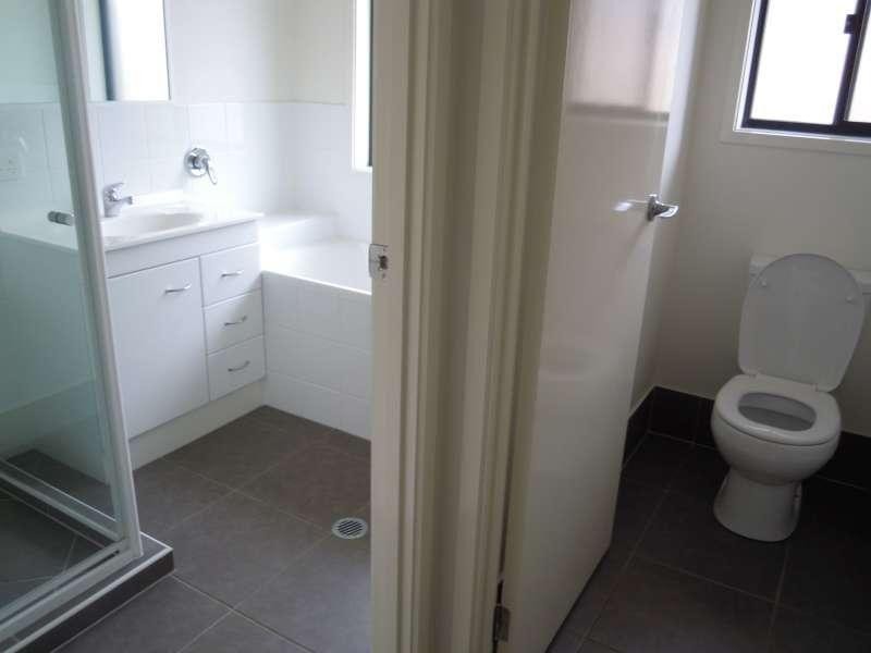 3/2 Tingi Avenue, Tanah Merah QLD 4128