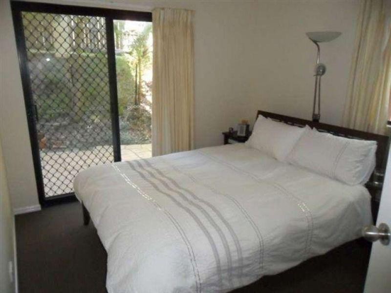 4/180 Carmody Road, St Lucia QLD 4067
