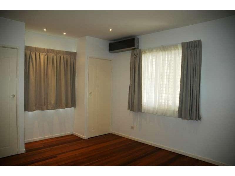 128 Macrossan Avenue, Norman Park QLD 4170