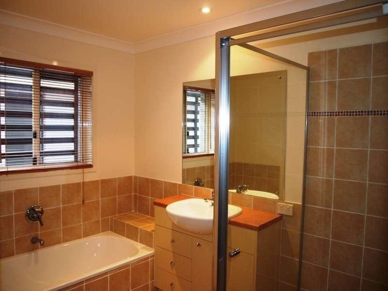 77 Malcolm Street, Hawthorne QLD 4171