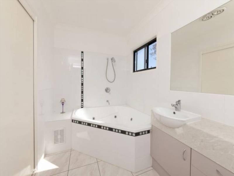 4 Pinehurst Court, Karana Downs QLD 4306