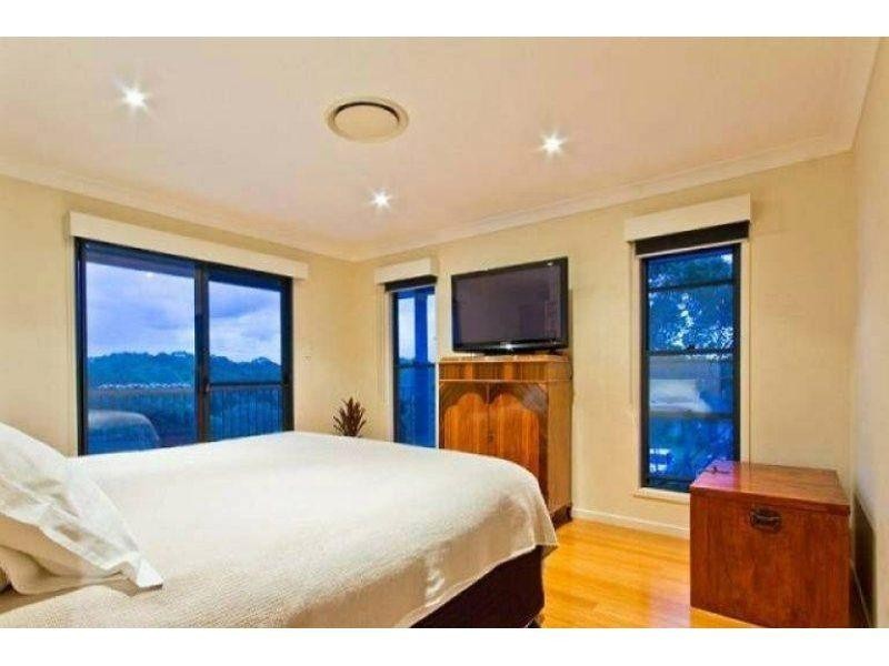 17 Chaseley Street, Nudgee Beach QLD 4014