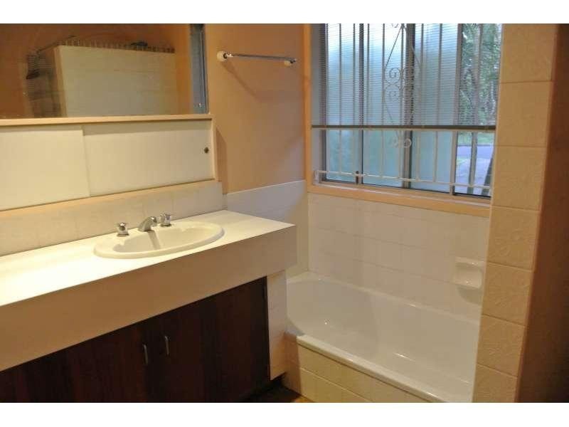 11 Alkina Street, Kenmore QLD 4069