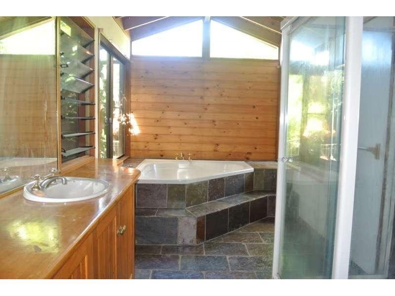 8 Noval Court, Bellbowrie QLD 4070