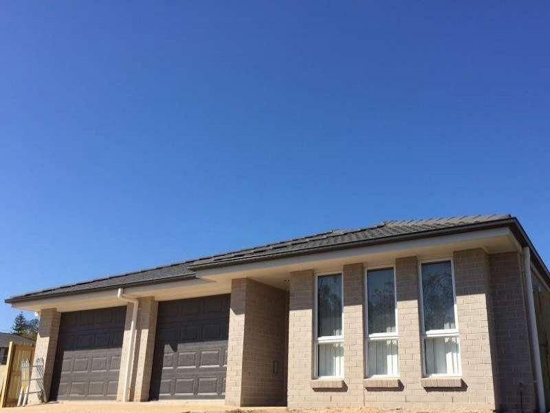 2/1 Essington Mews, Leichhardt QLD 4305