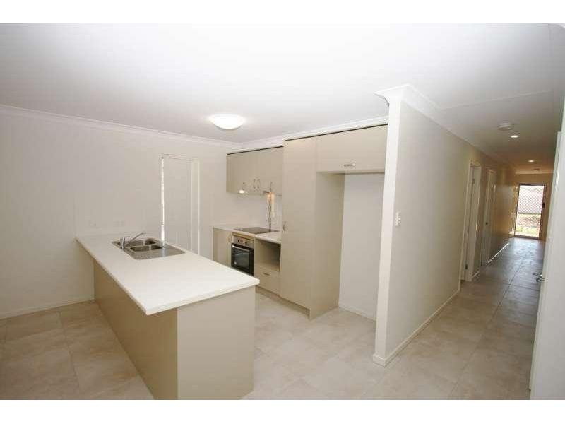 2/1 Essington Mews, Leichhardt QLD 4305