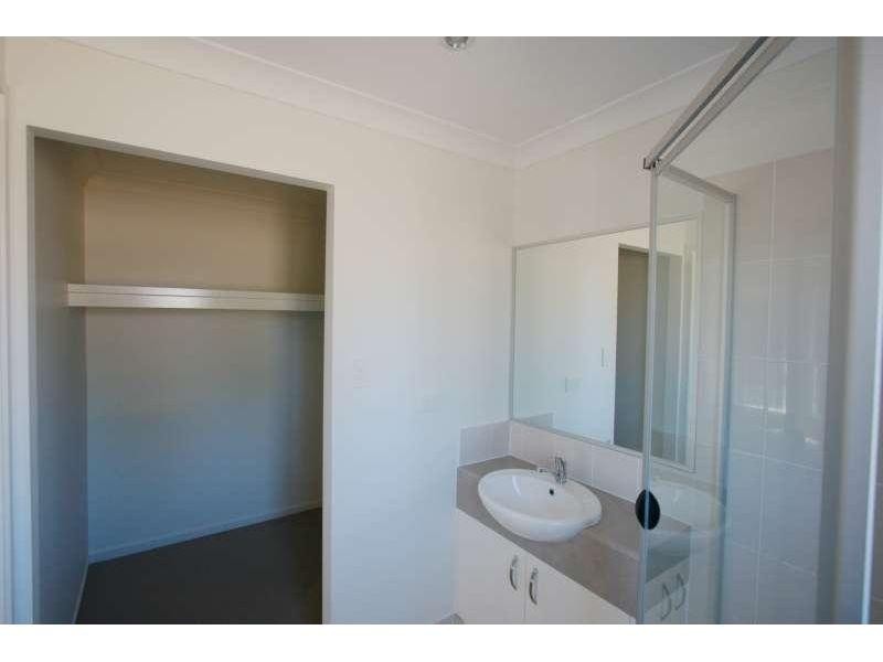 2/1 Essington Mews, Leichhardt QLD 4305