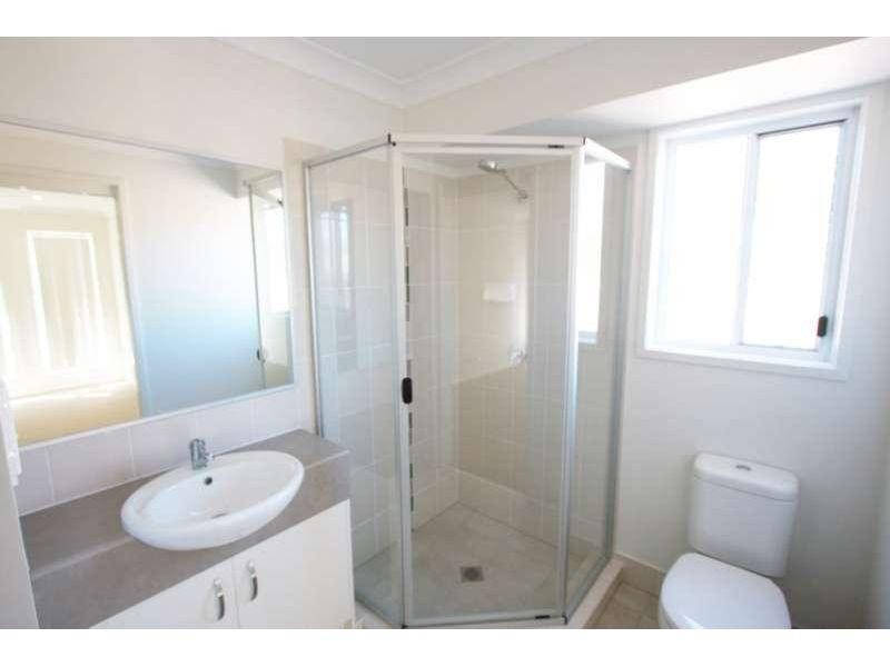 2/1 Essington Mews, Leichhardt QLD 4305