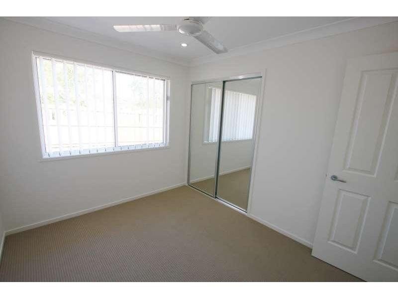 2/1 Essington Mews, Leichhardt QLD 4305