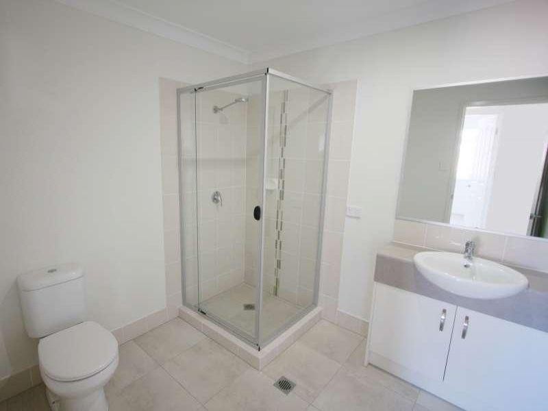 2/1 Essington Mews, Leichhardt QLD 4305