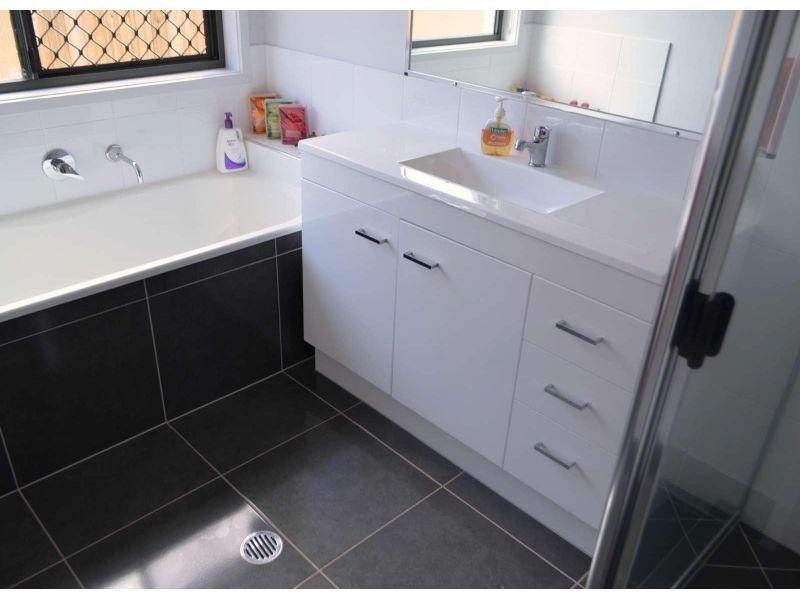 16 Pamphlett Street, Oxley QLD 4075