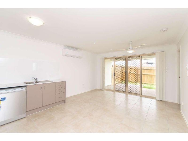 2/2 Groeschel Court, Goodna QLD 4300