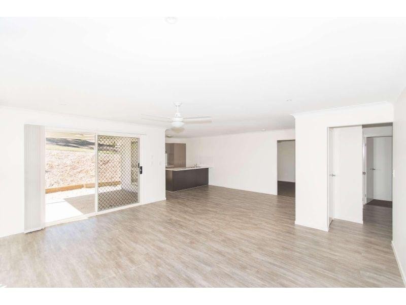 2/11 Groeschel Court, Goodna QLD 4300