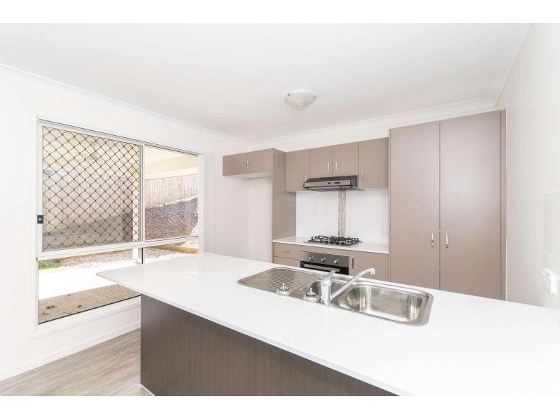 2/11 Groeschel Court, Goodna QLD 4300