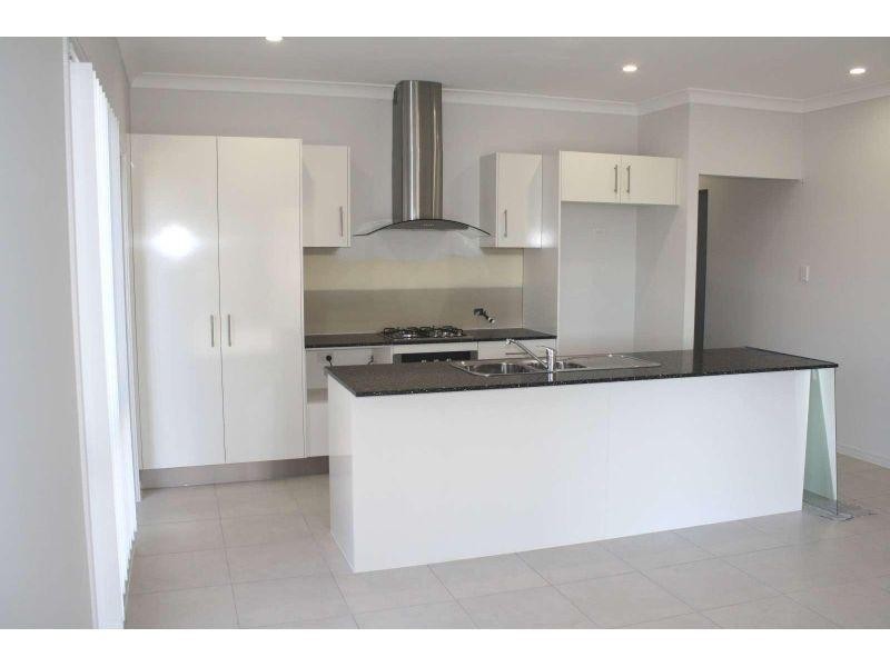 13 Dee Street, Deebing Heights QLD 4306