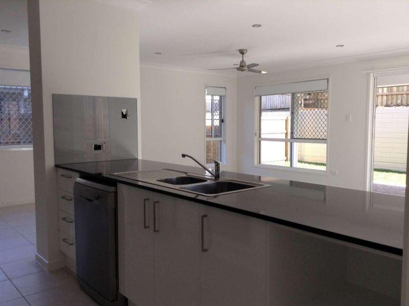 8 Mapleton Drive, North Lakes QLD 4509