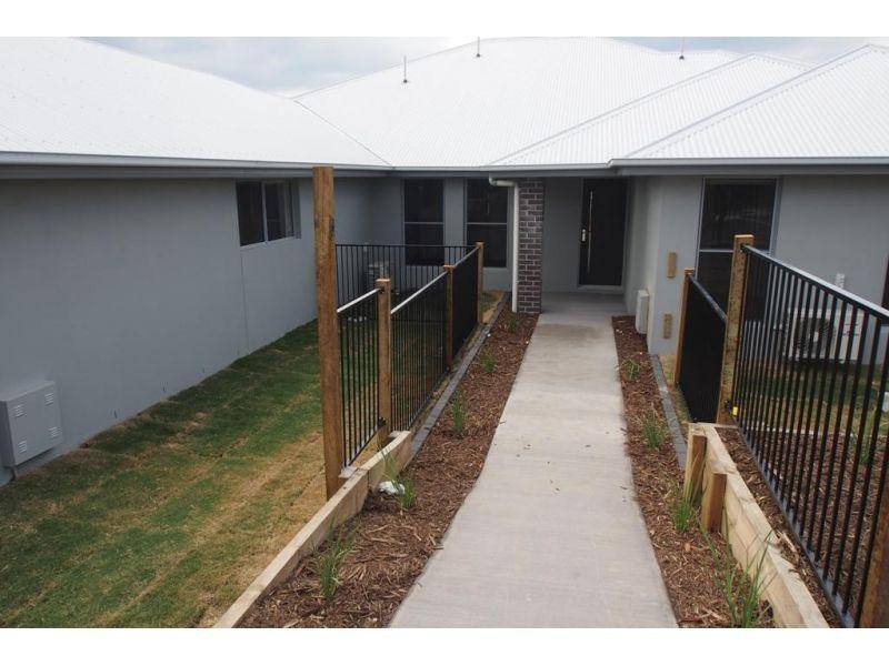 2/27 Hookes Terrace, Springfield Lakes QLD 4300