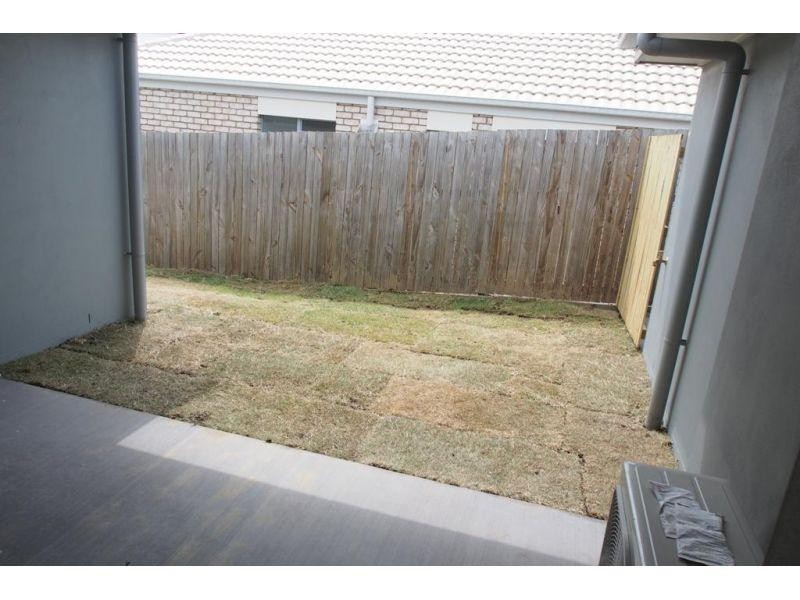 2/27 Hookes Terrace, Springfield Lakes QLD 4300