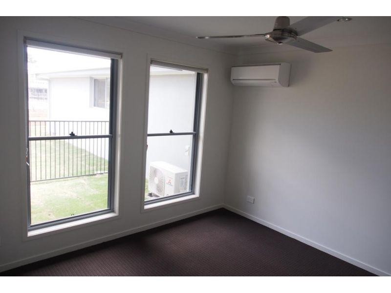 2/27 Hookes Terrace, Springfield Lakes QLD 4300