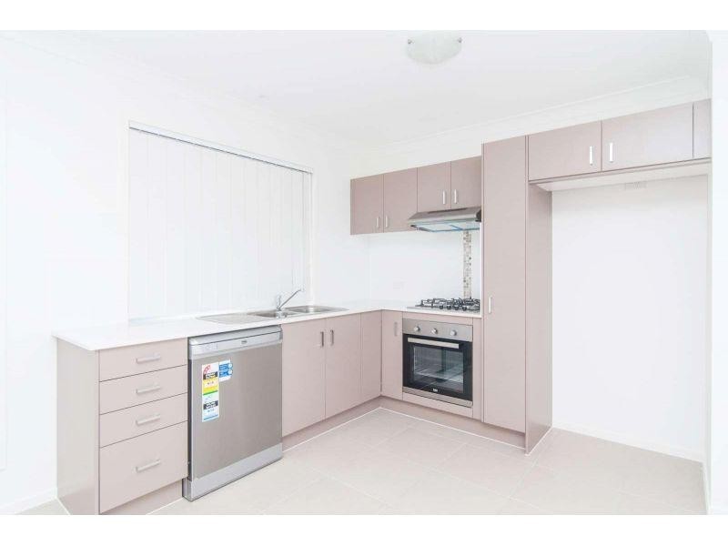 2/18 Groeschel Court, Goodna QLD 4300