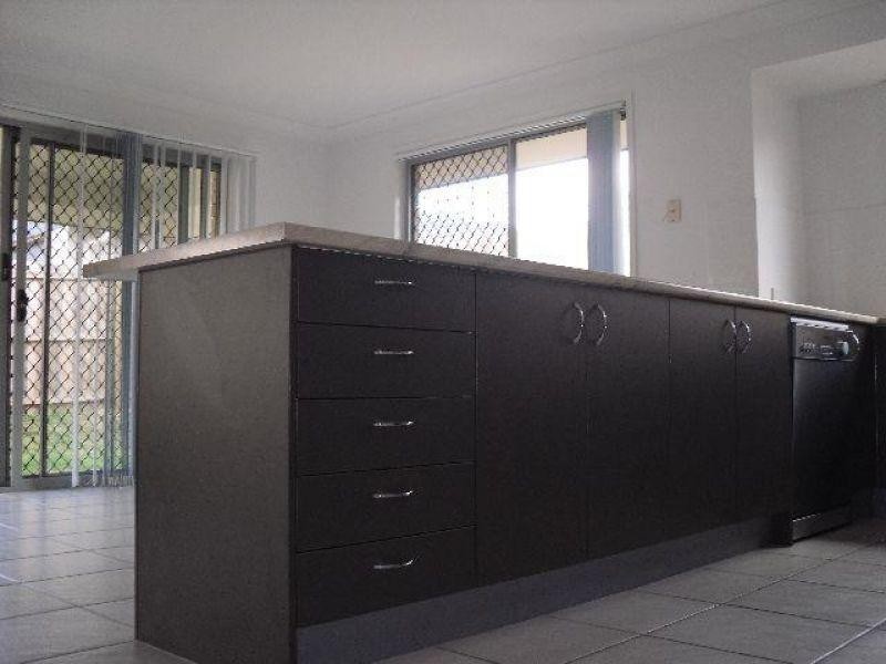 28 Stoneleigh Way, Holmview QLD 4207