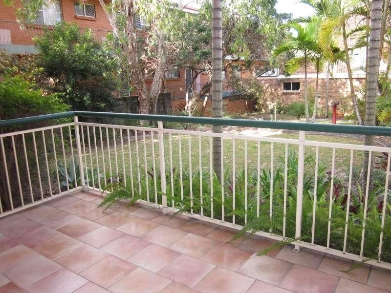 1/120 Pembroke Road, Coorparoo QLD 4151