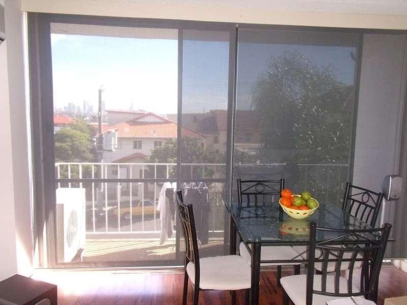 8/223 Cavendish Road, Coorparoo QLD 4151