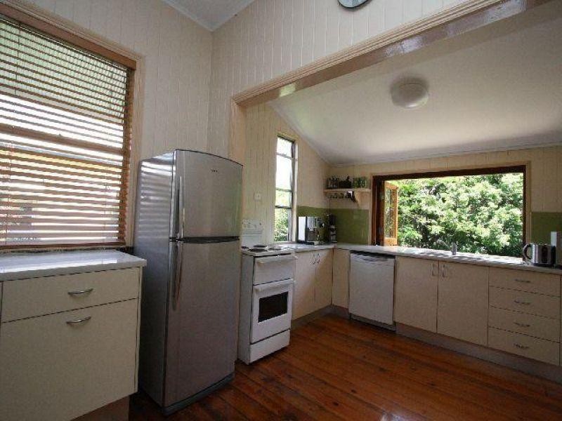 33 Russell Avenue, Norman Park QLD 4170